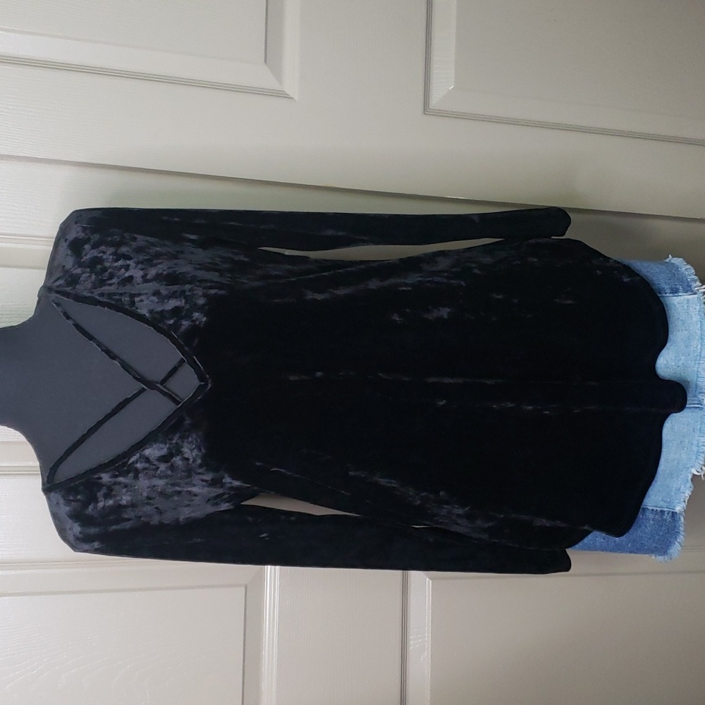 NWT Hello Pink Black velvet strappy v-neck long sleeve top tunic size medium